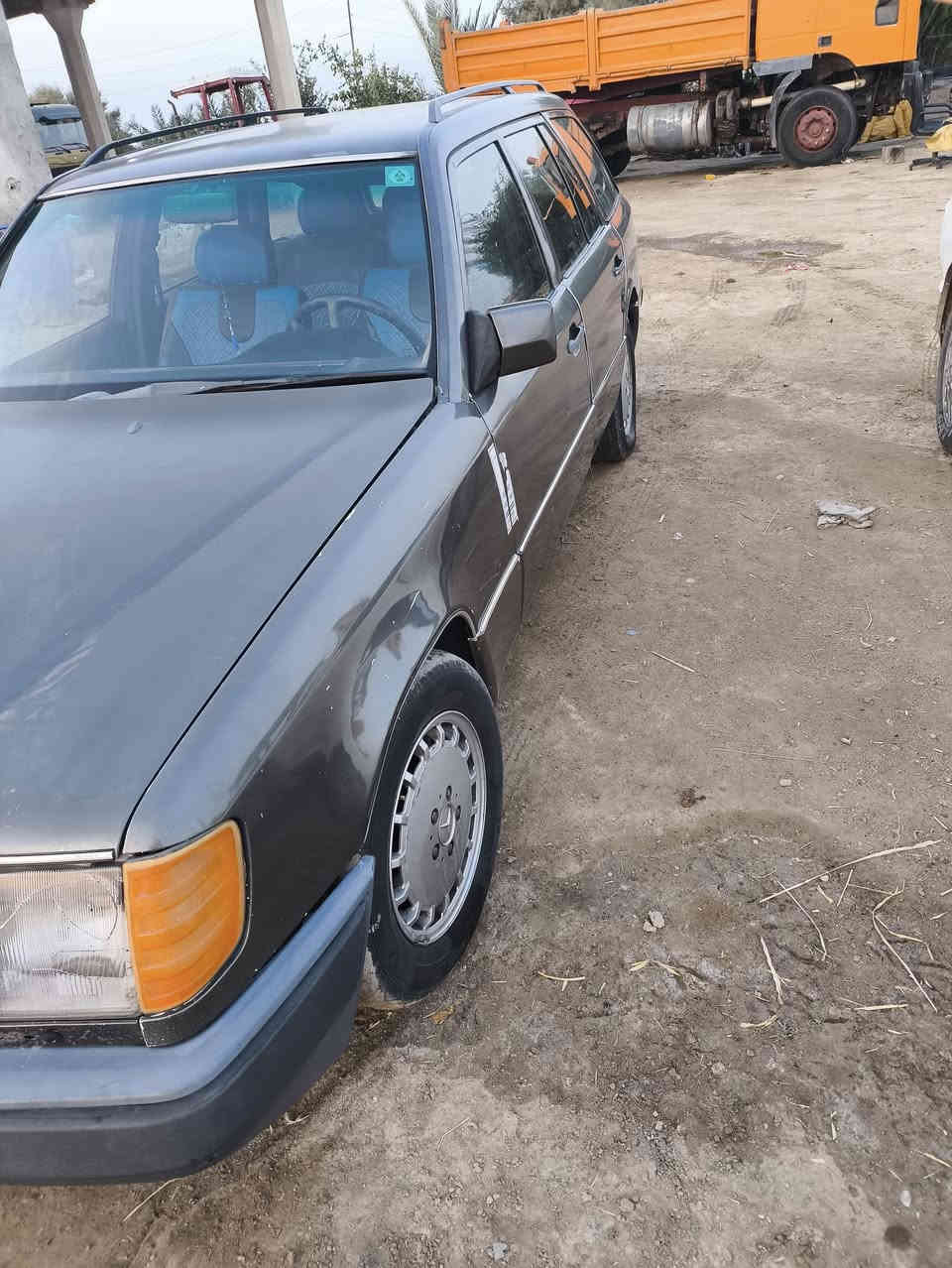 سلام عليكم سياره مارسدس موديل 88 سنويه جديده بسمنه تحويل مباشر مكينه 2ونص كير جديد صارله شهرين من شديته كهربايات كله شغله ما بيه نقص حداده نص عمر هم جديده كشرته حلوه كلش ما مخيسه  تجي وتشوف شوف لعين  تخم تواير سبير جديد سعر 40 مكاني البصره القرنه  رقمي ***********
