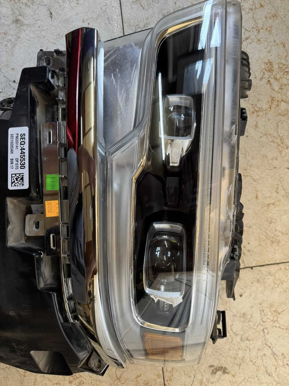 شباب عندي لايت لمتدد يسار فقط
لايت نطافة ‎%‎100شرط👍 اصلي 2023 لبيع
يوجد توصيل لباب البيت 
***********
