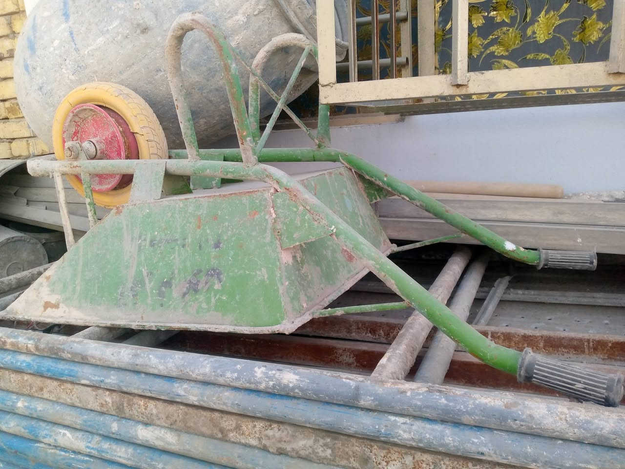 السلام عليكم سكلة للبيع اقفاصة عدد 6كاملات انضاف ولوحات حديد عدد 3 وعرباين عدد 2 وحدة منهن بس تاير عوزهة براميل عدد 9 مصاطر اخو الجديد غراض كاملة
