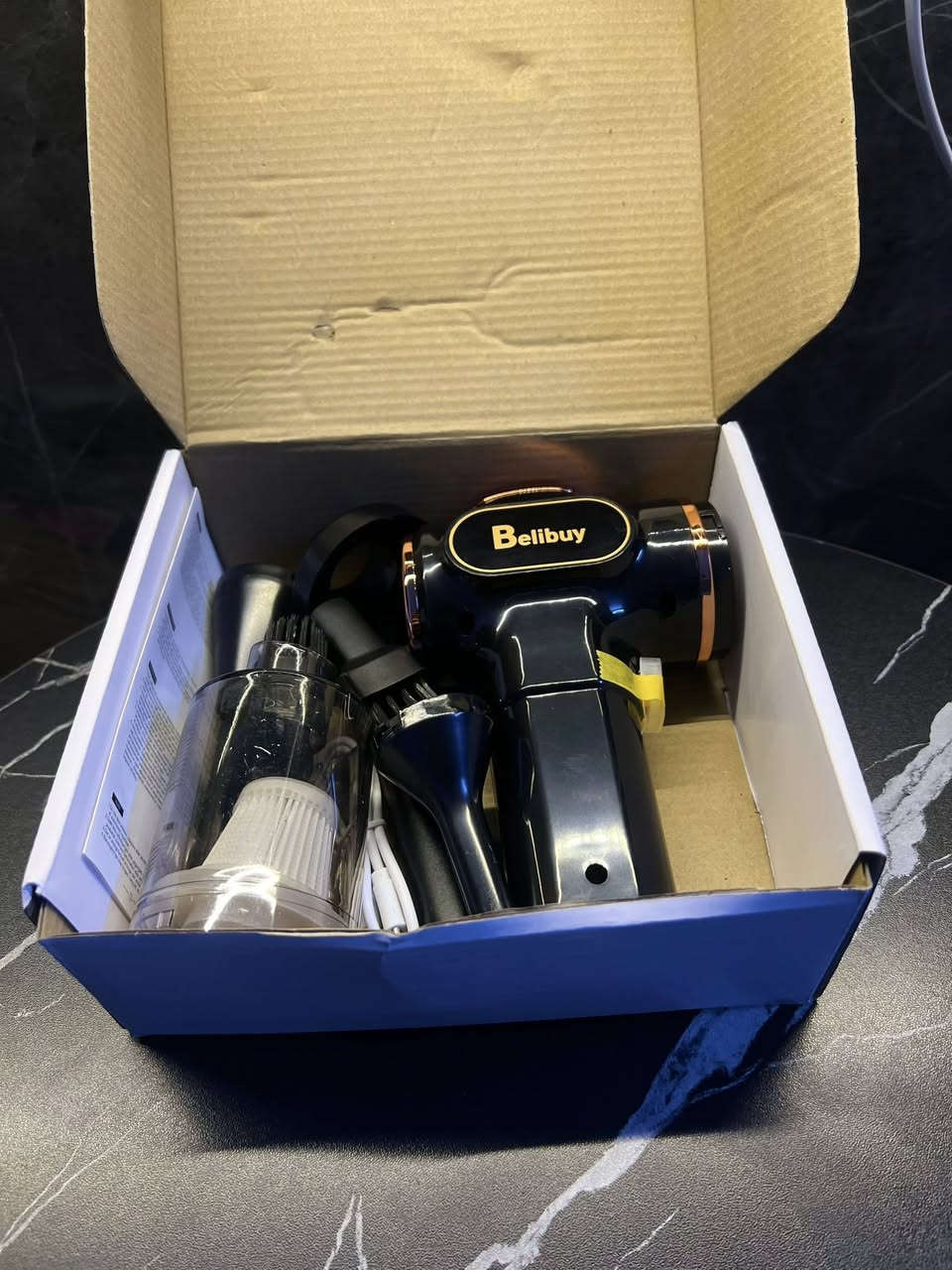 هذه مكنسة كهربائية لاسلكية محمولة من Belibuy. 
تصميم لاسلكي ومحمول لسهولة الاستخدام والتنقل.
يمكن استخدامها كمكنسة كهربائية ومسدس هواء.
مناسبة لتنظيف السيارة والمنزل والسجاد.
تأتي مع بطاريات متضمنة.
مصنوعة من مادة ABS.
توصيل جميع المحافضات5
متواجد خاص او واتساب ***********
