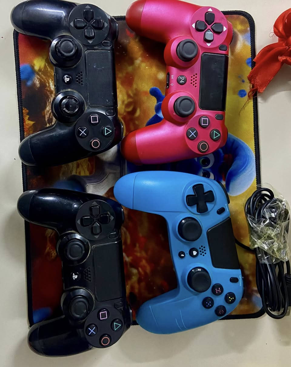 جوستكات للبيع بلي فور
اسود اصليات. وشغلت. 

حمره بيه مشكله ماعرف شنو والله

يده زركه شغله مابه مشكله

بغداد البلديات. ***********

كلهن 55 شلع.
