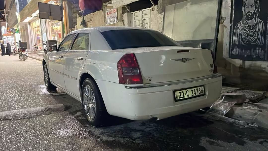 السلام عليكم 
اوباما ٢٠٠٩ ابيض حليبي 
رقم سليمانيه جديد بسمي 
بيها قطع صبغ ابيعلك حزام 
كير + مكينه جديد 
تبريد جديد 
طخم تاير + ويلات كروم 
بجم هيمي ودعميه خلفي هيمي 
غرفه جديده كارتون 
بيها ضربه الدوسه 
السعر ١١٥ وبيها مجال 
مكان السياره بلعماره ميسان 
***********
