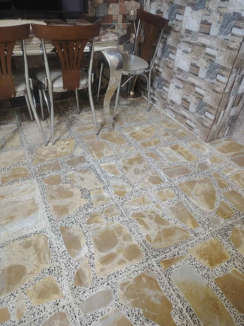 ميز طعام مرمر جديد معا اربع كراسي بوب الشام   السعر ٣٠٠ رقم الهاتف ***********
