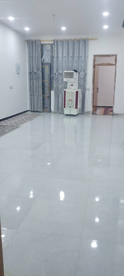 بيت للبيع حي الحشد سيد حمزة المساحة 125متر غرفة وصاله ومطبخ وستقبال وصحيات داخليه وخارجيه شغل درجة اوله بناء طابوك اساس كونكريت سقف كونكريت. لستفسار ***********
