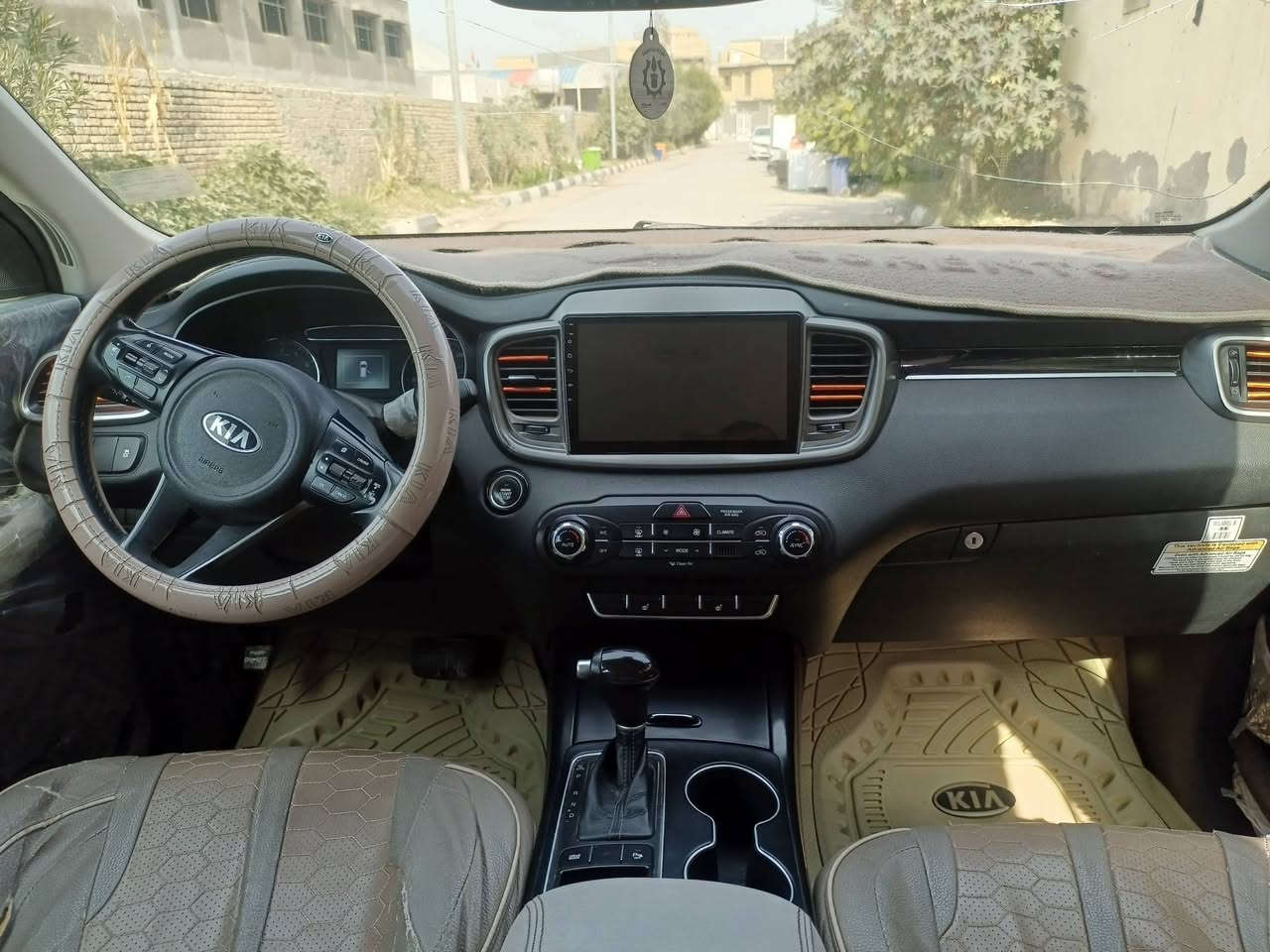 سلام عليكم
سيارة كيا سورينتو موديل 2017 وارد أمريكي، محرك 4 سلندر ، السيارة جاهزة بالكامل، الكير والمحرك بحالة ممتازة وما تحتاج أي شي، تخم تاير   السياره مكفولة، استخدام شخصي 

بيها فقط دحجة بسيطة بخشم البنيد ضررها من امريكا. 
باسمي جاهزه للتحويل مكان سياره الناصريه  السعر 165
رقم الهاتف ‏‪***********‬‏
