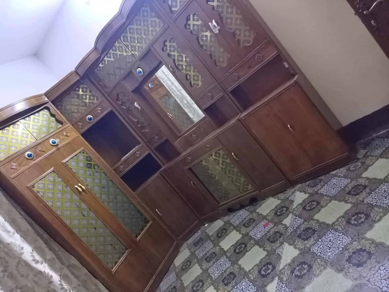 السلام عليكم غرفه ديوان للبيع السعر ٩٠٠ الف بيها مجال مكان ابو غريب  هاتف***********
