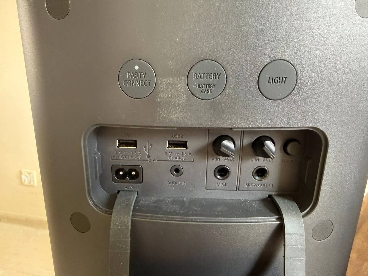 السلام عليكم سبيكرات عدد ٢  للبيع الاول سوني اصلي وكالة نظيف كلش مشحون ٣ مرات بس والثاني JBL هاي مواصفاته مواصفات JBL 
بطاريه تدوم ١٢ ساعه تشغيل متواصل 
اضاءه LED تفاعليه دوائر اضواء فلاش انماط مبهره 
صوت JBL ORIGINAL pro sound القوي جهير يهز المكان 
تصميم مقاوم لرذاذ الماء للحفلات الخارجيه
مدخل ميكرفون وجيتار 
امكانية توصيل لاسلكي او بلوتوث او USB


**إذا كنت صاحب هذا الإعلان وتريد حذفه لأي سبب، رجاءا أرسل رسالة إلى الدعم الفني**