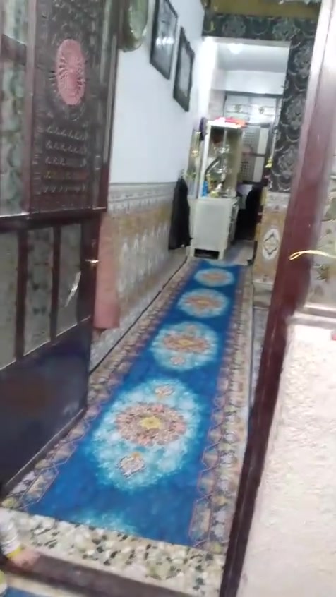 اسلام وعليكم بيت مساحته خمسين متر يحتوي استقبال وصاله وصحيات وترك بيت مابي غرفه   في الحميديه بل فرع الي مقابيل جاسم ابو نت مقابيل الطاقه مو اول فرع ولا الثاني بل فرع الثالث عل يمنه هاذ رقم الواتساب متوفر ***********

