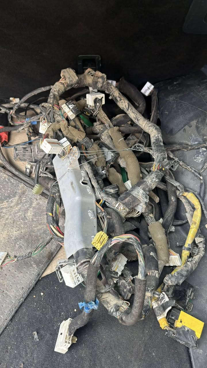 ضفاير سورنتو 2014 -2015 
خليجي بلاديات مال سته 
ما موجودات بالسوك مفقودات بس يمي
ضفيره الجبيره داخل السيارة
ضفيره الدشبول مال فول مواصفات بصمه
ضفيره قاعدة الفيوزات 
ضفيرة المكينة
اربع ضفاير مدري خمسه كل وحده وسعرها 
للاستفسار 
‭0783 219 4660‬

‭0782 993 1516‬
