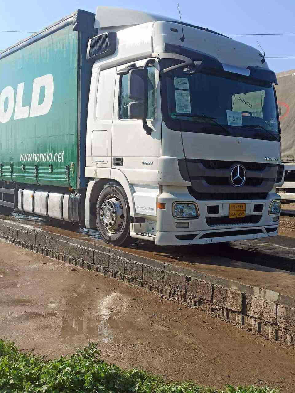 سلام عليكم سيارة للبيع موديل 2011 فول مواصفات ماعدة كامرة و حساس خمس طكات ثلاجة تبريد تتفية دبل منامية تخم تاير ورة و كدام جديد مكفولة كفالة عامة مكلف بنشر ***********
