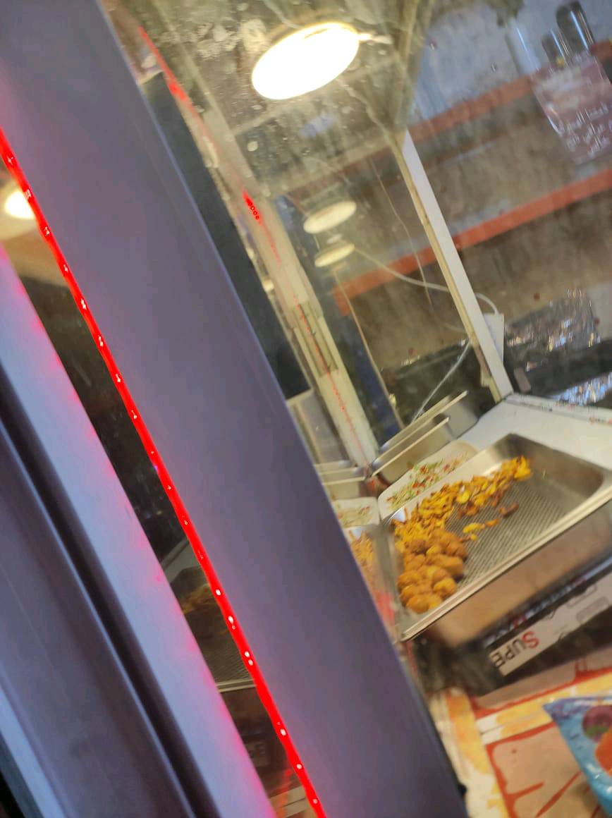 أعرض معدات مطبخ مركزية للبيع تشمل براد عرض من علامة UGUR بحالة جيدة، أدوات تحضير الأطعمة مثل مفرمة لحوم يدوية وفرن مسطح مع جريل للطبخ. جميع الأجهزة تعمل بكفاءة وجاهزة للاستخدام التجاري. فرصة رائعة لأصحاب المشاريع الصغيرة أو المطاعم الناشئة.