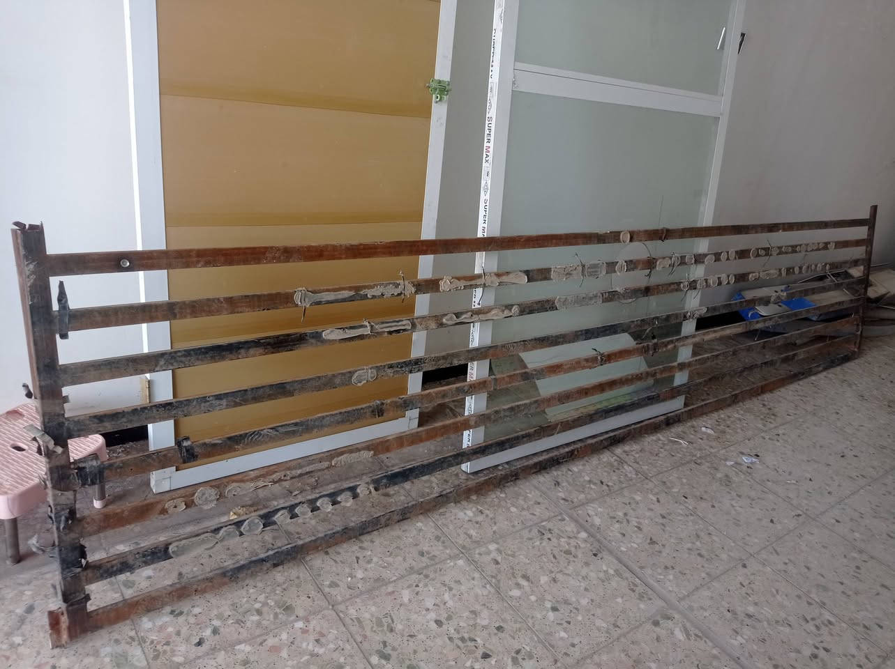 ميز عارضة المنيوم
باب وقاطع المنيوم 
رفوف حديد 
سكراب حديد 
التواصل ***********
