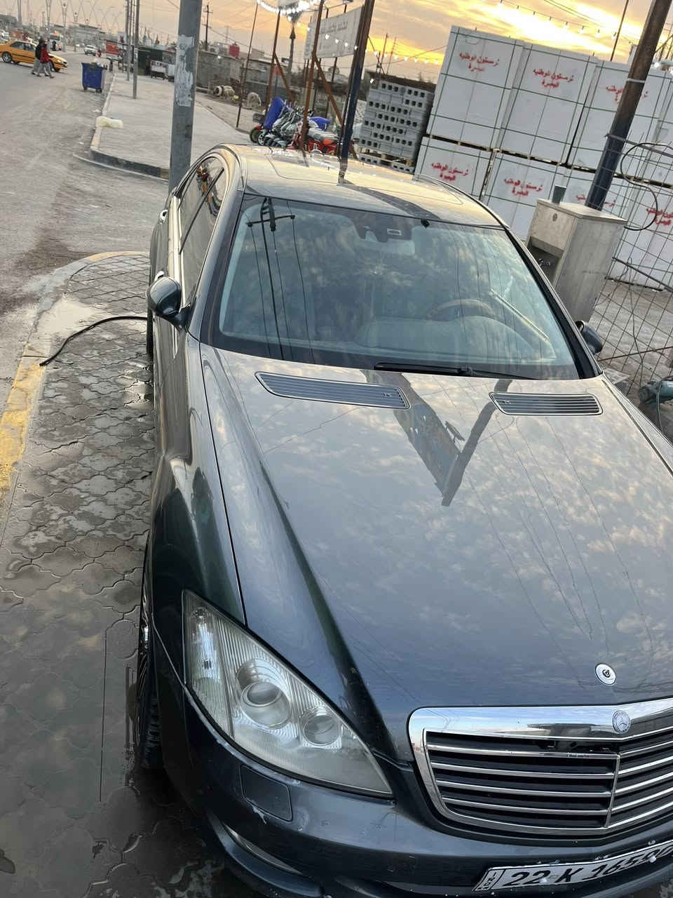 السلام عليكم للبيع مرسيدس s550 السياره جانت ادوات هسه حجزت  وتممت الحجز الموعد 3/23. سبب البيع ماعندي فلوس للتسجيل. السياره تعزن تحجي ع الموصفات فول الفول 4mtk وارد امريكي. السعر 85. وبيها مجال. للستفسار ***********
