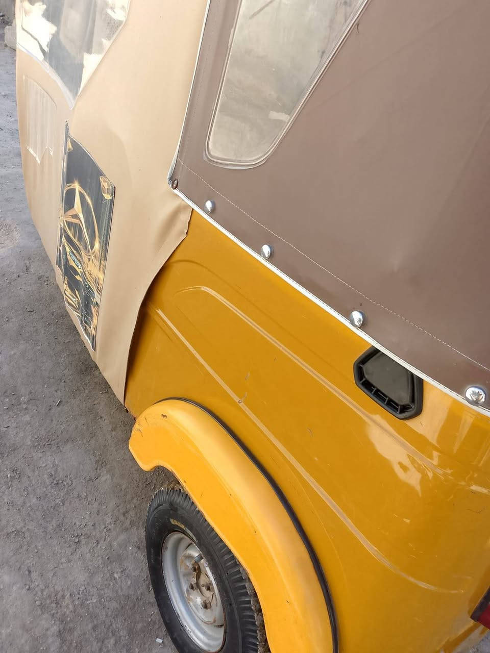 سلام عليكم تكتك موديل 21  تكتك نظيفه من محرك حداديه، واسكن كله جديد تكتك مامتعوبه، رقم سنويه مكلف بل نشر عنوان بابل حمزه غربي رقم الهاتف ***********
