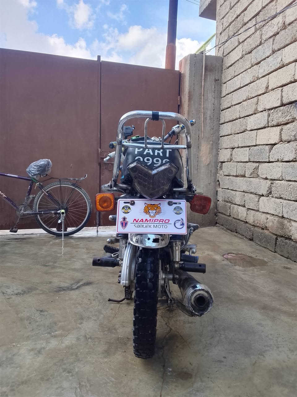 سلام عليكم ورحمة الله وبركاتة  مطوار اربع كير محرك مفتوح شرط نشاط صلنصه رياضي سترين رياضي  كهربيات كامله  نص هندر  كلشي ما عيزوو 
سعر 350 بي مجال لي شرايي مكان بيجي 
رقم ***********
