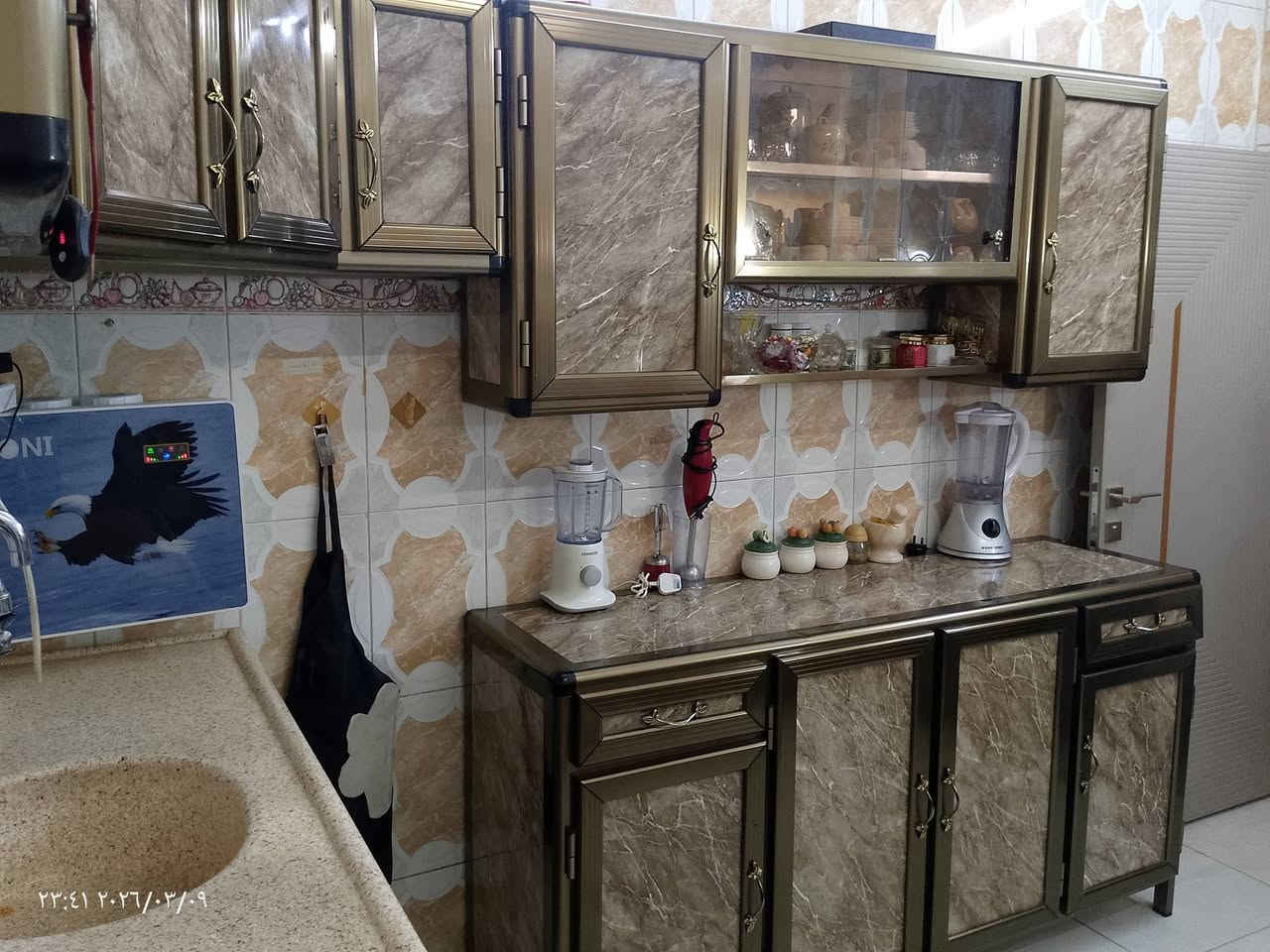 كاونتر مطبخ
كاونتر المنيوم  نظيف جدا مع ملحق وسنك مرمر 
والملحق على شكل حرف L  يترس المطبخ
الطول الأول 1.75  متر
والسنك        1.5   متر
مع طباخ كريازي مصري الصنع نظيف جدا جدا
خمس عيون وفرن داخلي شغال 100/100
السعر الاتصال على  ***********8
