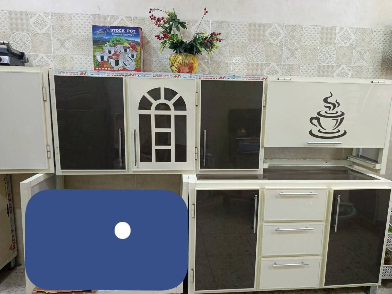 كاونتر للبيع 10متر 7قطع
سنك وزاويه وملحق وكاونتر وملحق وقاعده طباخ وقاعده ساحبه 
السعر 650 ومجال شي بسيط
***********
