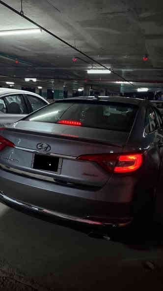 ⸻
🚘 للبيع — هيونداي سوناتا 2017 SE

سيارة نظيفة جداً، استخدام ناعم، واقتصادية ومريحة جداً للمدينة والسفر.

🔧 المواصفات:

 • محرك 2.4 لتر — 4 سلندر

 • قوة 185 حصان

 • جير أوتوماتيك 6 سرعات

 • نظام دفع أمامي

 • استهلاك وقود ممتاز

 • مرايات كهربائية + زجاج كهربائي

 • أنظمة أمان: ABS + وسائد هوائية

 • تكييف بارد جداً

 • شاشة — بلوتوث — AUX — USB

 • جنوط ألمنيوم

 • إنارة LED نهارية

📏 الأبعاد والراحة:

 • سيارة واسعة ومريحة جداً

 • مقاعد قماش نظيفة

 • سعة شنطة كبيرة

 • تعليق مريح على المطبات

📌 حالة السيارة:

 •  السيارة فقط مبدل باب  وصور الحادث موجودة (يفحص بأي مكان).

 • مكينة وكير بحالة ممتازة.

 • صيانة دورية منتظمة.

 • اقتصادية جداً ولا تطلب أي صرفيات.

📝 ملاحظات إضافية:

 • السيارة عائلية، نظيفة، ومناسبة للخط والسفر.

 • جاهزة للاستخدام مباشرة.

💰 السعر:

… (13.700$)

📞 للتواصل:

… ( ***********)

(0771 396 4410)
