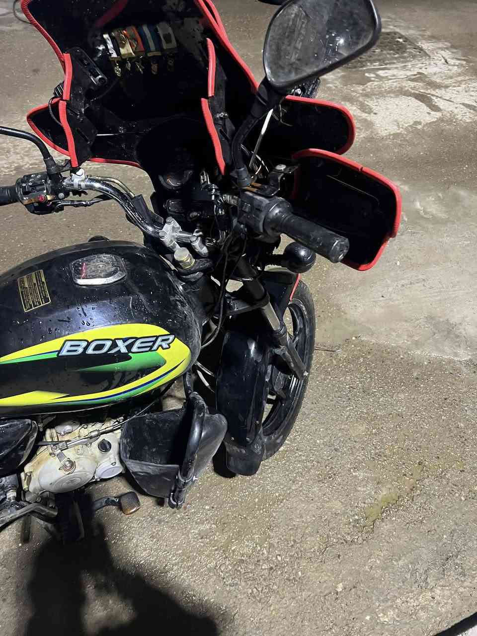 سللم عليكم دراجه بوكسر للبيع موديل 22 اوراقه موجوده بس بيه ورقتين تعبانه شويه محرك ممفتوح يرادله غسله و شويه ترتيب متكلفك 25 سعره 675 الف و بيه مجال حك الجيه اريد ازرب بل سوك عنوان بغداد بلديات ‪رقم ***********
