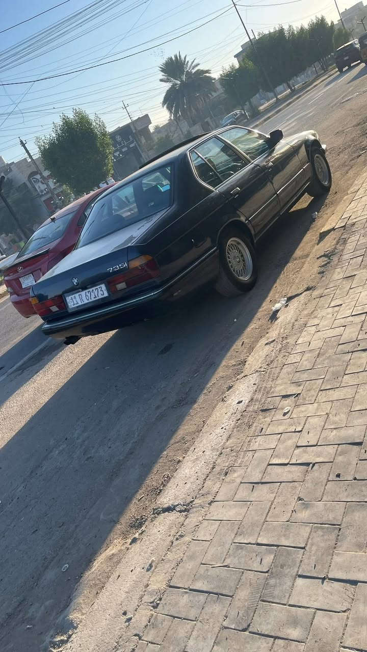 السلام عليكم بي ام 735 موديل 91 السياره مكفوله من ظربه وصبغ وخياس  فقط بيه جراد بنيد وجنطه جاهزه للأخير بردات بلاديه بيبان خلفيه وجامه خلفيه كير محرك تبريد صدر كهربائيات ماملعوب بيه ولا بيه جطل جاهزه داخله جديد نضافته 95/100 السياره على أيد وحده 11 سنه مامتعوبه خمسه ويل كب خليه عده مالته بلاديه رقم بغداد الجديد سنويه 2030 باسمي هزه جديده تحويل ثاني يوم مكاني بغداد الغزاليه رقم تلفون *********** بيه واتساب السعر 60 وبيه مجال بسيط
