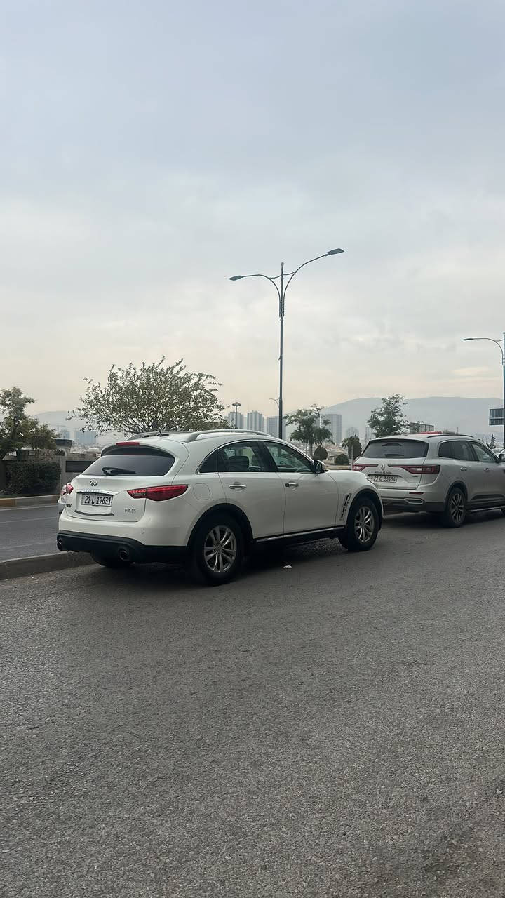 سلام عليكم 
2011انفنتي FX35
رقم سليمانيه باسمي تحويل وكاله بلخدمه هزه جديده مصار شهر 
محرك كير شرط  
موصفات معروفه فور ويل سلايد روف تبريد تدفئه شرط 

الضرر راس جاملغ امامي صبغ و راس الشاصي بارد على كد شبر (معروف الانفنتي شاصي طويل من الدعاميه للدعاميه )  مكانات بارد قليله 
السياره تحتاج بعض الملاحظات من ناحيه الكهربائيه
مكاني تكريت اربيل  
السعر 115ورقه 
***********
