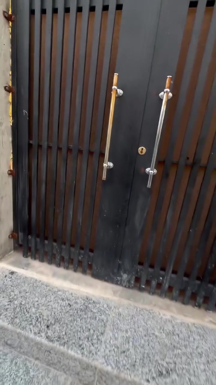 البيت بناء سنه 2026 يعني زيرو
منضومه غاز كهرباء كل طابق مفصول وحده 
منضومه انترنيت كامرات سبالت دفن 
البيت مضلوم ب التصوير تجي وتشوف بعينك 

استفسار *********** 
*********** 

البيت معروض 180 مليون دينار  قابل للتفاوض
