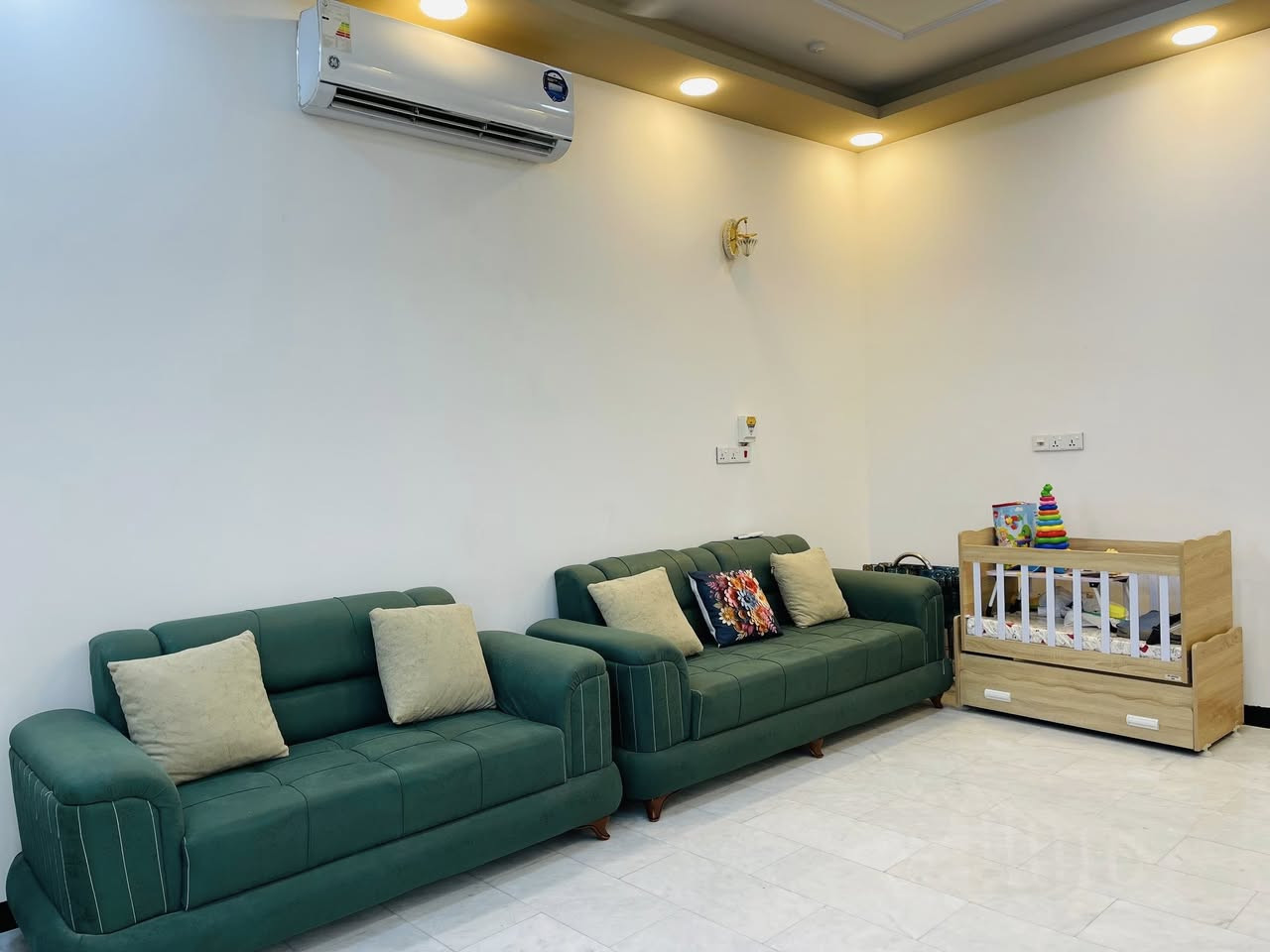 🏠دار  للبيـــــــع //طابـــــــو صرف _🏠

🏠موقع مميز خلف التجاري ثاني عقار ع شارع الرئيسي

🏗️📍المــــــــوقع//حي الضــــــباط الأولى _مقابل صيدلية حي الأمام (ام رشا)

🔨👷بناء حديث _درجة أولى 

✏️المســـــاحة// 180 متر _واجه 8م✖️22.5 

🧱🧱طـــابق واحد أرضية مرمر// يحتوي ع 
2 غرف نوم  ➕هول➕ صالة➕ مطبخ (حار+بارد) مجمعات صحية 2➕مناور 2 ➕كراج سيارة 🚙➕حديقة

 🏫📚نستقبل جميع عروض البيع و ترويجها بإعلانات ممولة 
      للمزيد من التفاصيل الاتصال او المراسلة خاص 

حسين السعيدي ***********_ ***********
حجي حسن السعيدي ***********          
علي السعيدي ***********_ ***********

 📍موقع المكتب  📌 الحله - حي الامام علي(ع)  _مقابل مجمع الوافي

