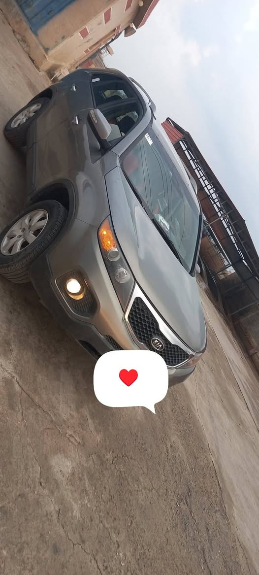 السلام عليكم..... 
🚗 للبيع: كيا سورنتو 2012
📍 مكان السيارة: كركوك
📞 للتواصل: ***********
💰 السعر: 130 ورقة – قابل للتفاوض
📊 المسافة المقطوعة: 225,000 كم
🛠️ المحرك: 4 سلندر – 2400cc دوش

⚠️ أضرار السيارة:
• مصبوغة حزام
• قص بسيط بجهة السائق أثر حادث 

📌 تفاصيل إضافية:
• رقم السيارة: بغداد مشروع وطني
• بأسمي – تحويل مباشر
• سنوية نافذة حتى نهاية 2026
محرك شرط گير شرط
• طخم إطارات جديد
• تبريد ممتاز
تدفئه ممتاز
