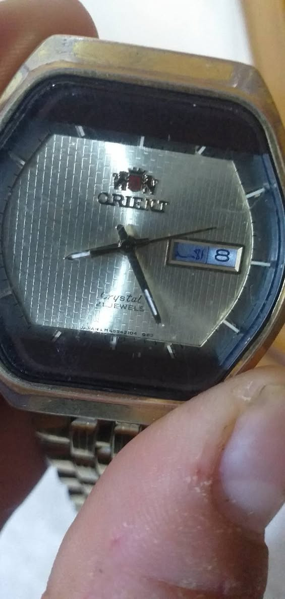 تحفه فنية اورنت من طراز 1975
ساعه قديمه كلاسك شغاله مكفوله 
مكينه ميكانيكيه لونها ذهبي اصليه مع وجود ختومات الشركه ورمز الساعه الساعه يقدر سعرها ب 150 الف دينار عراقي بس اني اريد ابيعها ب 50 الف وبيها مجال لان محتاج واذا تريد تتاكد من انو هاي الساعه اصليه وتريد تشتري راسلني خاص


**إذا كنت صاحب هذا الإعلان وتريد حذفه لأي سبب، رجاءا أرسل رسالة إلى الدعم الفني**