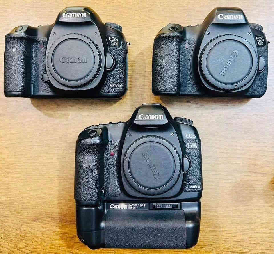 🔷📸يتوفر لدينا جميع الكاميرات والعدسات اصليه مكفول من اي 
عطل او تصليح ضمان استبدال لمده 🌹يومين فقط في حال وجود عطل 📸🔷
📸مع 📸
 ملحقاتها الأساسية وملحقات اضافيه رام +حقيبه +توصيل 🔷
اوقات العمل من الساعه ال6عصرالى11ليلا#
—————————
كاميرا اوزمو بوكت 2مستخدم السعر 425الف 

كاميرا كوبرو 9مستخدم السعر 410

كاميرا  انستا X4السعر 565الف (جديد )

كاميرا سوني نوع A7IIIبدي السعر مليون و325الف 
نضافه 100/100

كاميرا نيكون D810 بدي السعر 975الف 

كاميرا نيكون D750 بدي السعر 875الف 

كاميرا نيكون D610بدي السعر675الف 

كاميرا نيكون D7500 السعر 975الف 
عدسه 18.140نيكون 

كاميرا نيكونD7200 السعرر810الف 
عدسه 18.105نيكون

كاميرا نيكون D7200السعر 765الف 
عدسه 70.300

كاميرا نيكون D7100السعر710الف
عدسه 18..140 نضافه 100/98

كاميرا نيكونًD7100السعر 650الف 
عدسه 18.105نضافه 100/75

كاميرا نيكون D7100 السعر 665الف 
عدسه 70.300

كاميرا نيكون D7000 السعر 525 الف
عدسه18.55

كاميرا نيكون D5300السعر 465الف 
عدسه 18.55نيكون 

كاميرا نيكون D5200السعر 415الف 
عدسه 18.55نيكون 

كاميرا نيكون D5100السعر375الف 
عدسه 18.55

كاميرا نيكون D3300السعر 345الف 
عدسه 18.55

كاميرا نيكون 3200 السعر 300الف 
عدسه 18.55نيكون 

كاميرا نيكون D3100 السعر 285الف 
عدسه 18.55

كاميرا نيكون D90 السعر 350الف 
عدسه 18.55نيكون +كرب 

كاميرا نيكون D90السعر 325الف 
عدسه 18.55

كاميرا نيكون D40 السعر 250الف 
عدسه سكما 70.300منول 
————————————————
##كاميرات كانون 📸📸

كاميرا كانون 5Dm3 بدي +كرب السعر975الف 

كاميرا كانون 5DM4بدي السعر مليون و575

كاميرا كانون90D بدي السعر مليون و75

كامسرا كانون 90D السعر مليون و275الف
عدسه 18.135الاصدار الحديث 

كاميرا كانون 250D السعر 625الف 
 عدسه 18.55

كاميرا كانون 70D السعر 625الف 
عدسه 18.55STM

كاميرا كانون 750Dالسعر 525الف 
عدسه 18.55

كاميرا كانون 7DM1السعر 550الف 
عدسه 18.55 نضافه 100/98

كاميرا كانون نوع 100Dالسعر 475الف 
عدسه 18.55 الاصليه 

كامرا كانون 700Dالسعر 465الف 
عدسع 18.55كانون 

كاميرا كانون 600Dالسعر 380الف 
عدسه 18.5كانون 

كاميرا كانون 2000 السعر 390الف 
عدسه 18.55نضافه 100.98

كاميوا كانون T3السعر 325الف 
عدسه 18.55 نضافه 100/100

كاميرا كانون 1300السعر335الف 
عدسه 18.55نيكون 

كاميرا كانون نوع SX240السعرر165الف 
نظام اوتو منول 

كاميرا سوني  a3000السعر 375الف 
عدسه 18.55سوني 

كامسرا سوني a200السعر 325الف 
عدسه 18.55سوني 

كاميرا بنسونك حجم صغير السعر 150الف 
نظام اوتو منول 

🎥كاميرا فديو فوتو 4Kالسعر 225الف 
كاميرا جديد وليس مستخدم 

كاميرا فوجي فلم +فلم 20صوره جديد 
            🔳السعر 160الف 🔳
طابعه صور كانون +ورق عدد108

♦️♦️مانع اهتزاز  اصلي ♦️♦️
1-اوزمو بوكت 2 مستخدم السعر 485الف 

2-مانع اهتزاز كاميرا نوع ويبل S السعر360
جديد وليس مستخدم 

3-مانع اهتزاز اوزمو 7Pالسعر 245الف

4-مانع اهتزاز نوع اوزمو 7السعر 195الف 
جديد وليس مستخدم 

5-مانع اهتزاز نوع اوزمو SEالسعر 170الف
جديد وليس مستخدم 

6-مانع اهتزاز نوع S5P السعر 140الف 

7-مانع اهتزاز نوع اوزمو 6السعر 165الف 

8-مانع اهتزاز كاميرا ويبل 3Sالسعرر485
————————
📸📸📸📸📸📸📸📸📸📸📸📸📸📸
  التوصيل 🚕مجاني🎁 لكل العراق 
 (***********او ***********أتصال+واتساب)
الاستفسار عن طريق الواتساب او ماسنجر 

      موقع المحل :-🧭بغداد الصليخ مجاور مطعم دجاج العربه 📸📸
  🛑أوقات الدوام من 6عصراً  لل11ليلاً🛑
________________________________
 🛑مكتب الليث لبيع الكاميرات🛑
