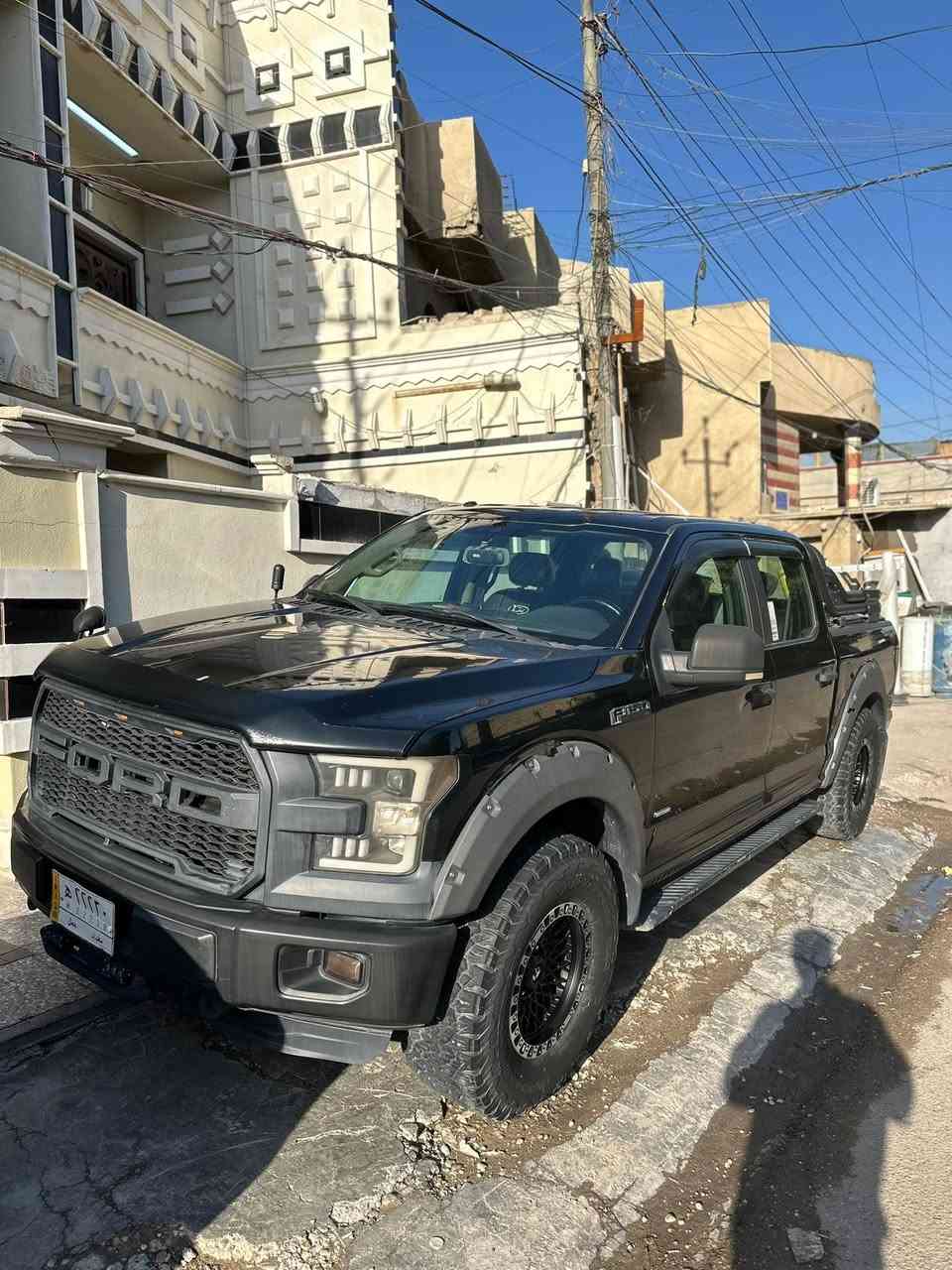 فورد f-150محدث رابتور موديل 2016 تاير وويل جدد سيارة موصفاتها موضحة بالصور شاشة طويلة نقصها نفخات جاملغات جمالية لا اكثر ، ويرادلها سمكرة بسيطة ،مكاني بغداد البياع ***********
