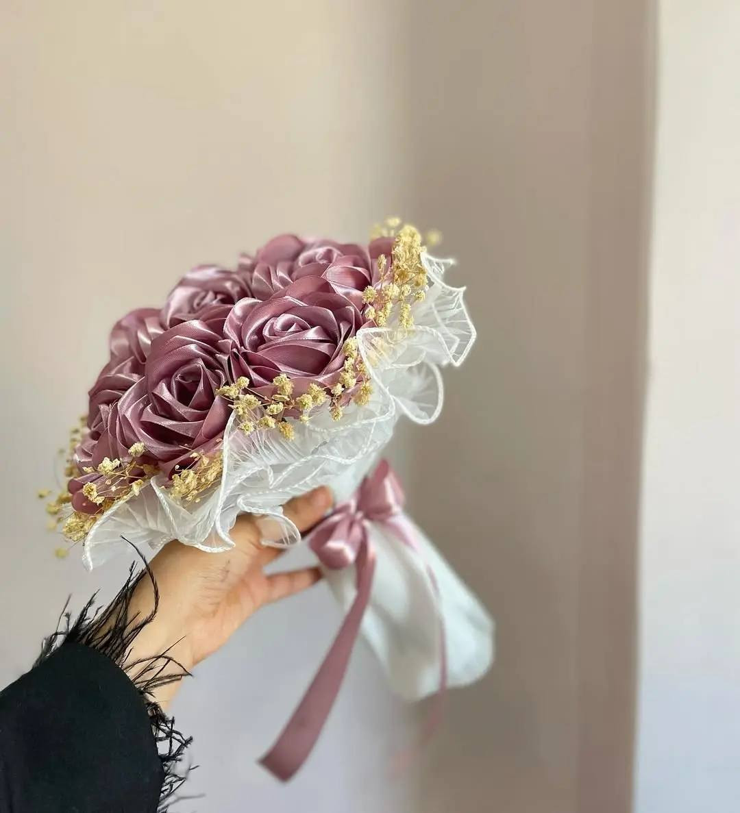 باقات ورد مصنوعة بإيديي، شغل مرتب وناعم، مناسبة للتخرج، الهدايا، والمناسبات الخاصة 🤍
الألوان حسب الطلب، والتنسيق حسب الذوق 🌸
للطلب والاستفسار خاص 💌


**إذا كنت صاحب هذا الإعلان وتريد حذفه لأي سبب، رجاءا أرسل رسالة إلى الدعم الفني**