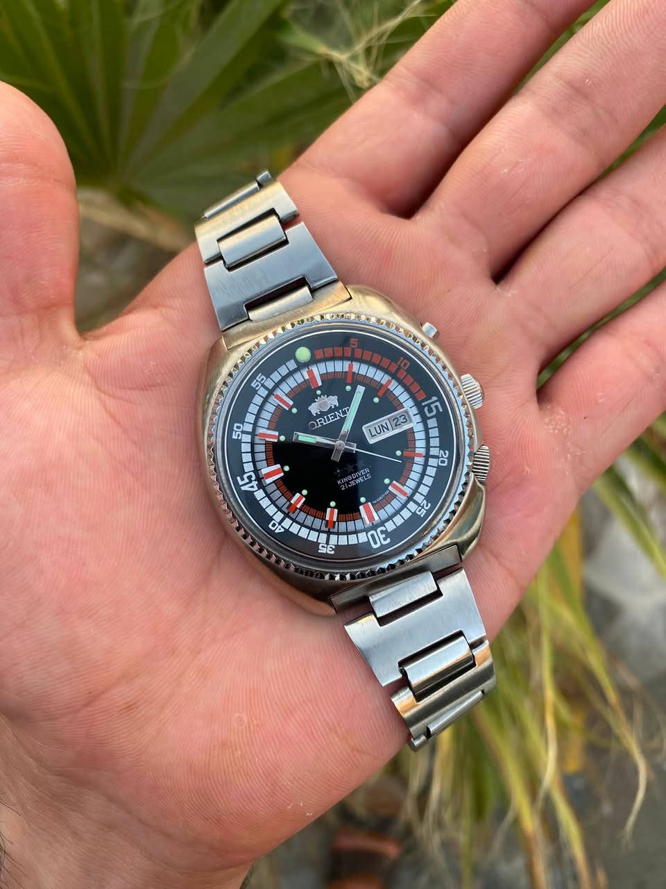 ORIENT KING DIVER 21 JEWELS
#اورينت گنك ديڤل من اجمل إنتاجات السبعينات 
مع لون مميز وناد

نسبة النضافة 100.99

تعمل كالجديد 
▪️ العلامة التجارية: ORIENT
▪️ الموديل: King Diver
▪️ رقم المرجع (Reference): TG6207 02
▪️ رقم الهيكل (Case No.):6469621-7A
▪️ الحركة: Orient Cal. 46967 أوتوماتيكية
▪️ عدد الجواهر: 21 Jewels
▪️ سنة الصنع: أواخر السبعينيات – أوائل الثمانينيات (1978–1982 تقريباً)
▪️ القطر:44 مم (بدون التاج)
▪️ طوق داخلي متحرك 
▪️ الهيكل والسوار: ستانلس ستيل أصلي
▪️ الوظائف: عرض اليوم والتاريخ 

يوجد توصيل 🚚 

واتساب ***********
