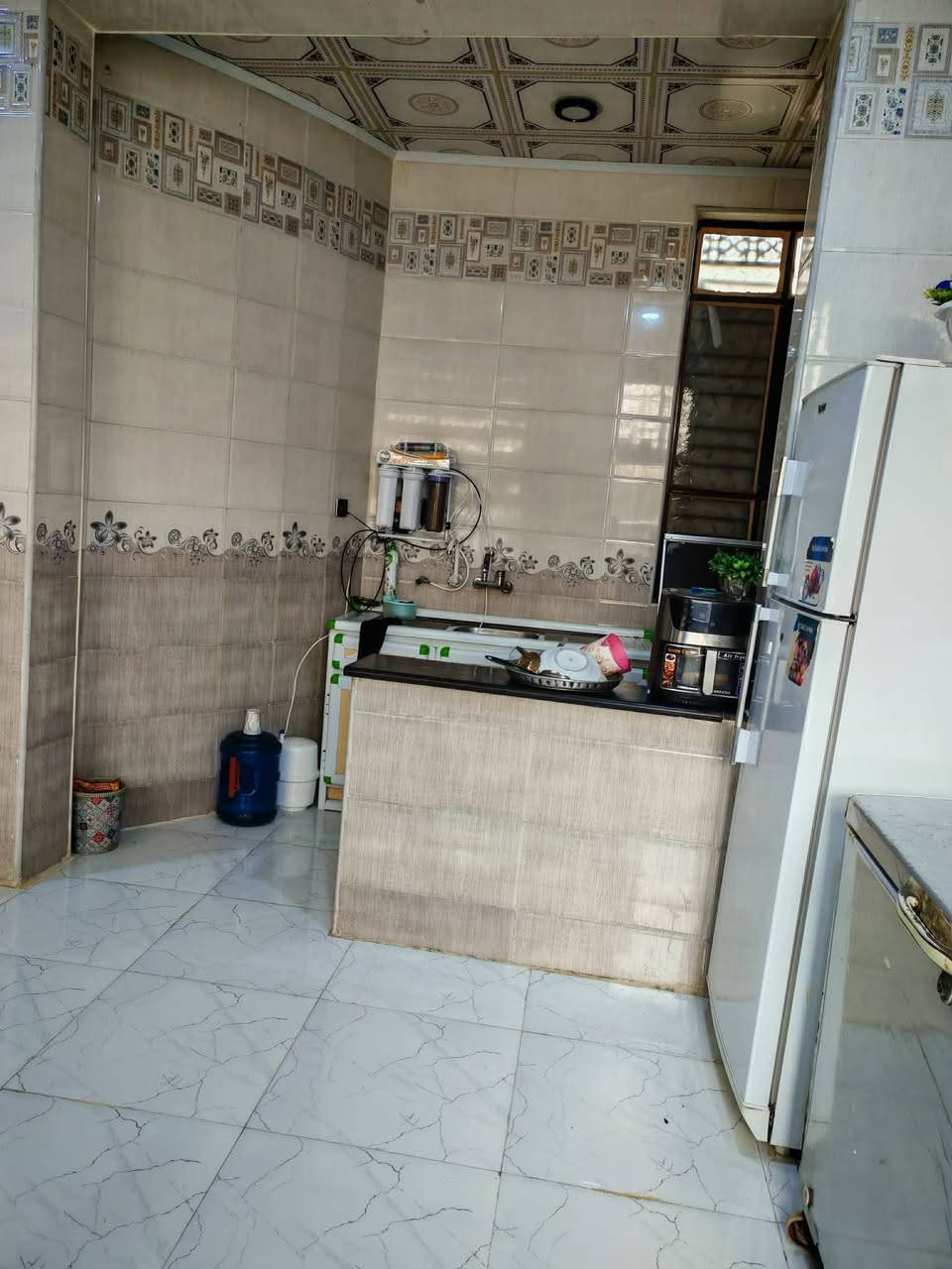 السلام عليكم بيت للبيع 200متر البيت جديد كلش قبل 4أشهر كمل بناء طابوك السكف كونكريت الداخل واحد على واحد كامل من كلشي يحتوي على غرفتين نوم وكلدور واستقبال ومطبخ حار وبارد مجمع صحيات بالداخل وصحيات بلخارج السطح مطبك كامل العنوان نزلت سعد بيجو قرب موقف التكسيات يبعد عن التبليط طريق الزوار 80متر السعر 90 وبي مجال للشراي رقم الهاتف ***********
