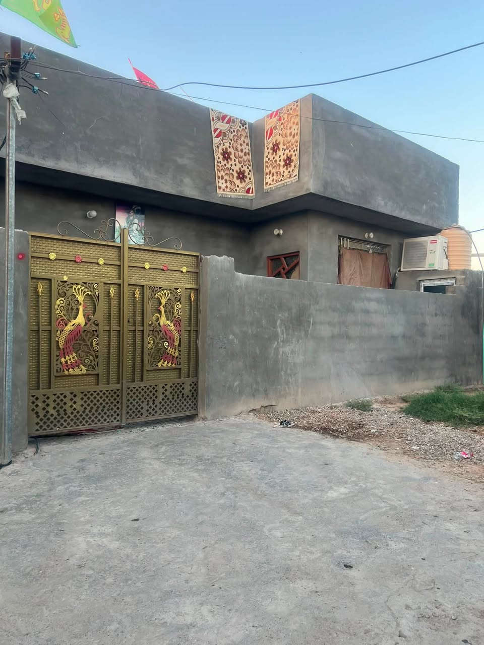 بيوت للبيع
مساحت الدونم 2250 
عدد 2 
يحتوي علا 6 بيوت المساحه 180 بنيان 
وبيت الكبير مساحته بنيانه 350 م
مكان بغداد السياحي شاعوره 
رقم الهاتف ***********
سعر خاص
