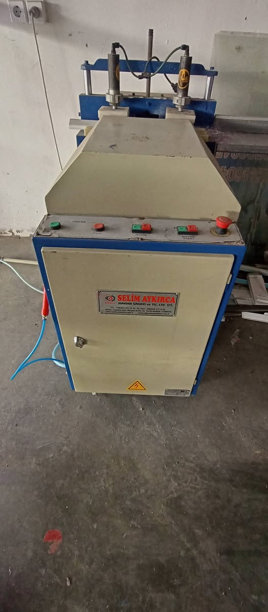 للبيع معمل سليم سنكل نضيف خمس قطع مع كمبريسر سعر خاص او ت ***********
