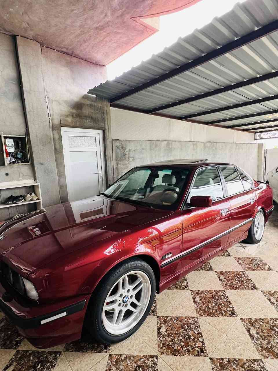 BMW 1995 525iA
موديل 1995بيلاد
525بيلاد تؤماتيك بيلاد
گئرو مه كينه به شه رت
تاخم پئشو پشتي تازه گؤرايه 
تايه ويلي نوئيه 
ره قه م باريكه سه نه وي تازه به سه رجوه 
غرامه 920هه زار له سه ره ده تده مه وه 
به ناو خؤمه ته عويل به شه رت
عامه لو جواني
نمونه له جواني 
*********** واتساب 
به رده ره ش
