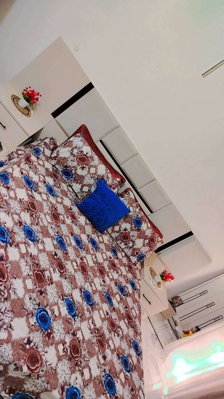 غرفة تركي استعمال شهرين جديده نضافه 100/100💯 متكونه من ليد ضوئي في الكنتور في الجربايه 💡 ع كهرباء ضد الماء وضد الكسر 🚫 تحتوي عل رفوف داخلية ٤ رفوف وفي الملحق رفوف ٢

🔴 قياس الكنتور والملحق 330 سم
🔴 ميز تواليت مع رفوف للعطور
🔴 طابوريه صغيره
🔴 ميوزه صغيره مع الجربايه
🔴 يوجد مخزن تحت السرير
تحتوي الغرفه ٦ قطع
للبيع بسعر مليون وبي مجال 💸


**إذا كنت صاحب هذا الإعلان وتريد حذفه لأي سبب، رجاءا أرسل رسالة إلى الدعم الفني**