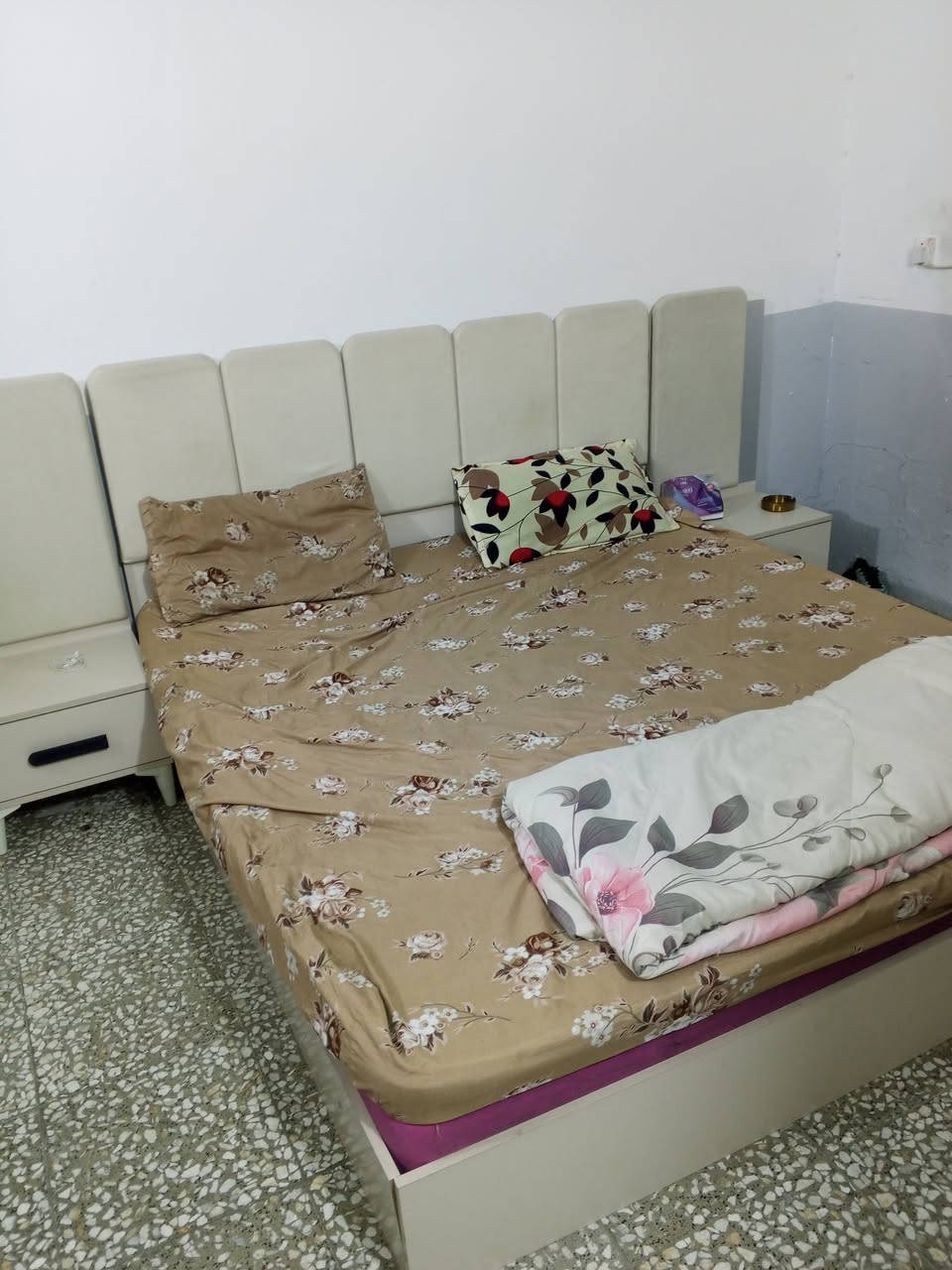 السلام عليكم
من رخصت صاحب الكروب المحترم.. غراض مال بيت للبيع 
غرفة نوم 6 قطع تركي اخت الجديدة سرير مخزن وشازلونة مخزن السعر 450 الف 
شاشة حجم 55 سمارت السعر 300 
وباقي الغراض مكتوب السعر على كل صورة
مكاني دورة الميكانيك ***********
