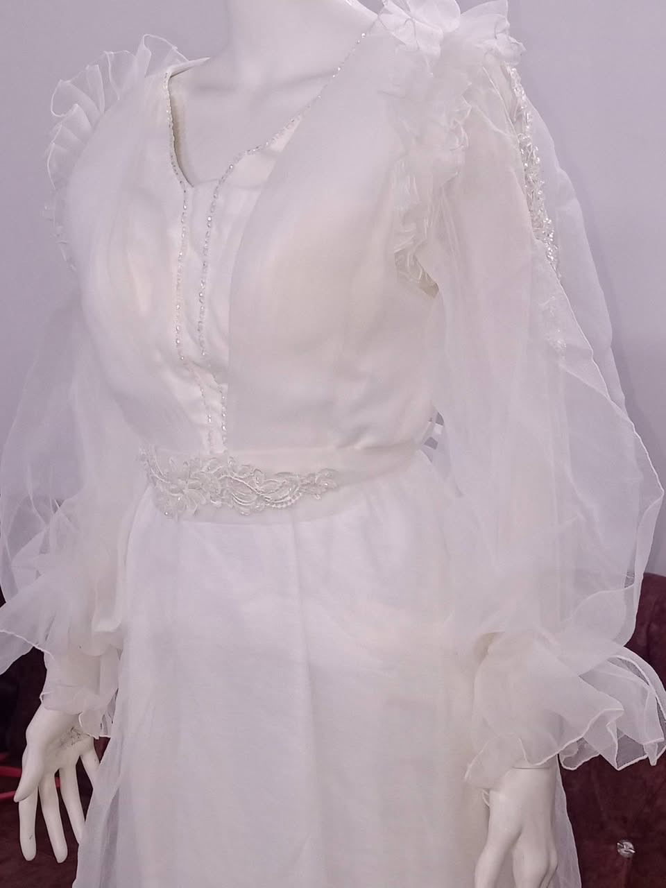 #فستان_عقد
فستان عقد شيفون مطرز بالؤلؤ اكمام منفوخة +حزام شيفون مطرز بالؤلؤ 
اخذتة ب62  الله شاهد ملبوس بس ساعتين الي تطي سعر زين تاخذة


**إذا كنت صاحب هذا الإعلان وتريد حذفه لأي سبب، رجاءا أرسل رسالة إلى الدعم الفني**