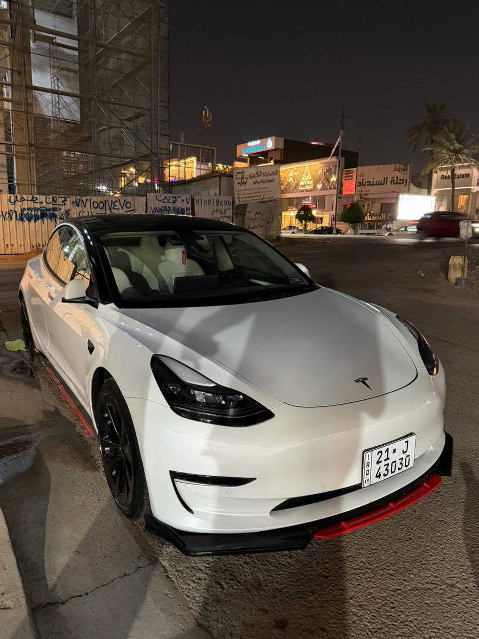 السلام عليكم
تسلا مودل ٣ 
تك ماطور
اوف لاين 
موديل ٢٢  
ماشية ٢٢ الف كيلو جديدة 
حادث امريكا جاملغ خلفي ونص الباب الخلفي وكلير من امركيا باب السايق وجاملغ الامامي جهة السايق والبنيد 
وياها شاحنة ٣٢ امبير  اصلية 
داخل ابيض المرغوب جديد جداً 
السيارة جاهزة وجديدة وكاعدة ١٠٠٪؜ 
بدون اي نقص 
ولا رسالة جاية الها 
مواصفات التسلا المعروفة 
280 HP🔋🚀

السيارة مصروف عليها 
كاعديات روزلاين  اصلية 
دوسة امامية اصلية 
دوسة جانبية اصلية 
ويل 19 اسود لامع 
فلنجات لون احمر
صبغ حراري اصلي 
السيارة مسويها تو كلر مغلف التكم اصلي
والسيارة بلحقيقة احلا من الصور بهواي 
ومرتبة كلش حلوة تجي تشوف السيارة بعينك 
السيارة سنوية بأسمي شرط التحويل 
*********** 
مكان السيارة بغداد اليرموك

السعر 133 وبيها مجال للشراي 🤍
