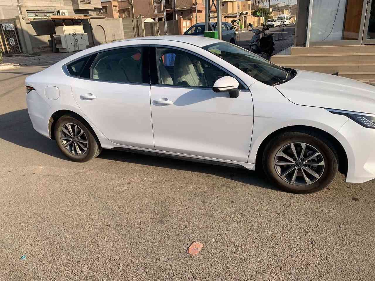 السلام عليكم 
BYD ديستروير
ماشيه 15000 كيلو كفاله عامه
 رقم بغداد باسمي تحويل ثاني يوم
فول مواصفات  
تبريد قطعتين 
شاشه كبيره دواره
 تحكم ستيرن
 سياره لايت زنون عالي ناصي  
عدة سياره كلها موجوده 
عنوان كربلاء الهندية *********** 
السعر 135 ورقه

