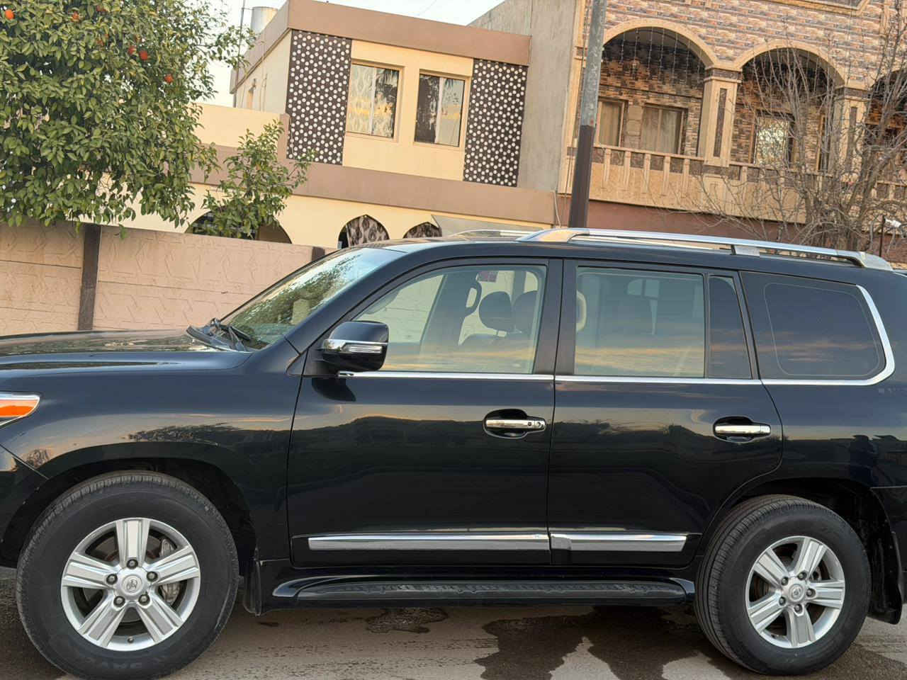 السلام عليكم ورحمه الله وبركاته
للبيع لاندكروز موديل 2013 
رقم بغداد جديد مشروع وطني 
كلين بدون لاضربه ولا صبغ بيها بارد مكانين صغير كلش مايبين 
فول مواصفات 
٦ سلندر محرك مامفتوح شرط 
السياره حيل حلوه ونضيفه بعد احلى من الصور 
السعر ٣٨٠ وبيها مجال قليل 
باقي التفاصيل اتصل عالخط وتدلل 

‏‪0789 127 9280‬‏
