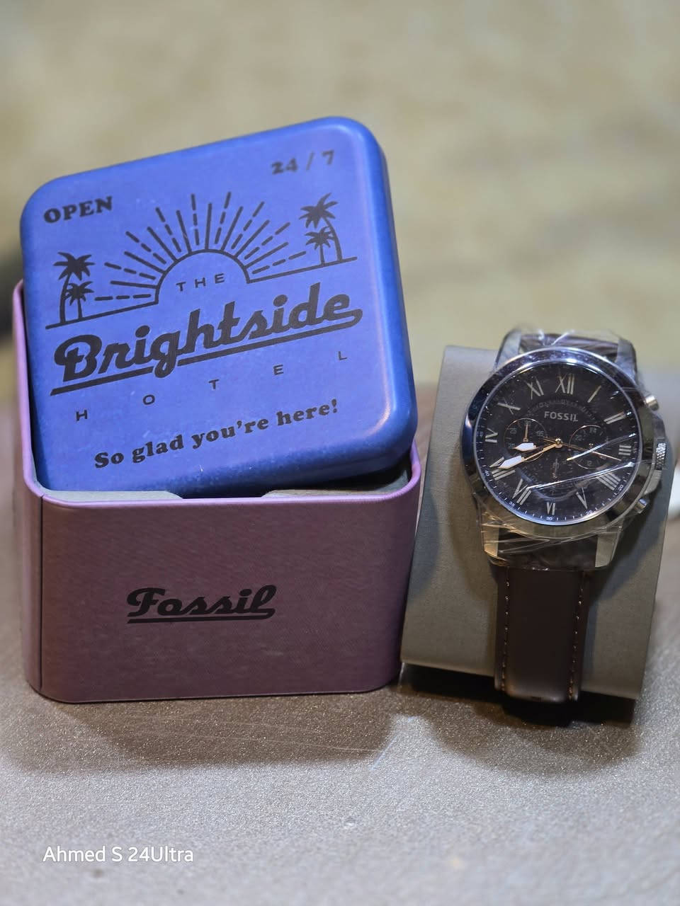 السلام عليكم هذه الساعة هي ساعة Fossil Grant Chronograph للرجال (موديل FS4813)، وتتميز بتصميم كلاسيكي يجمع بين الأناقة والعملية.
المواصفات الرئيسية للساعة:
المينا: أسود اللون مع أرقام رومانية كلاسيكية وعقارب مضيئة.
الهيكل: مصنوع من الستانلس ستيل (الفولاذ المقاوم للصدأ) بقطر يبلغ 44 ملم وسماكة 12 ملم.
الحزام: مصنوع من الجلد الطبيعي باللون البني، ويبلغ عرضه 22 ملم.
الحركة: تعمل بنظام الكوارتز ياباني (Quartz) مع خاصية الكرونوغراف (عرض تناظري).
المقاومة للماء: مقاومة للماء حتى عمق 50 متراً (مناسبة للسباحة السطحية ولكن ليس للغوص).
الزجاج: زجاج معدني (Mineral Crystal) مقاوم للخدش


**إذا كنت صاحب هذا الإعلان وتريد حذفه لأي سبب، رجاءا أرسل رسالة إلى الدعم الفني**