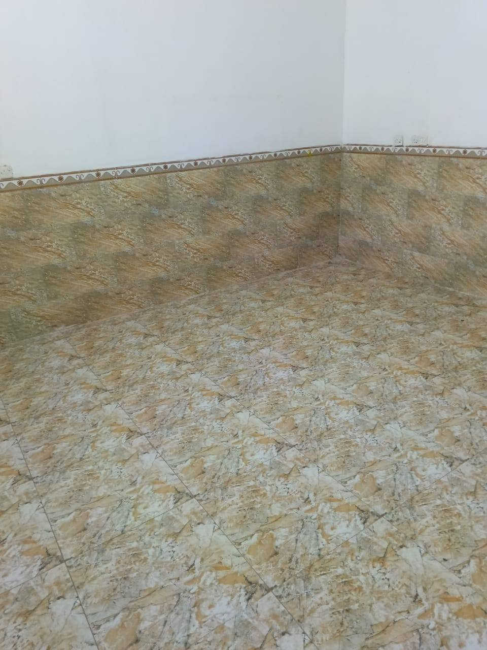 يتوفر دار للأيجار مساحة 100 متر طابق واحد نضيف يحتوي على استقبال ومطبخ وغرفة نوم وصحيات (ايجاره 400) مطلوب عائله صغيرة العنوان الزعفرانيه نهايته الأربع شوارع بشارع مخبز جنات الغدير للاستفسار ***********
