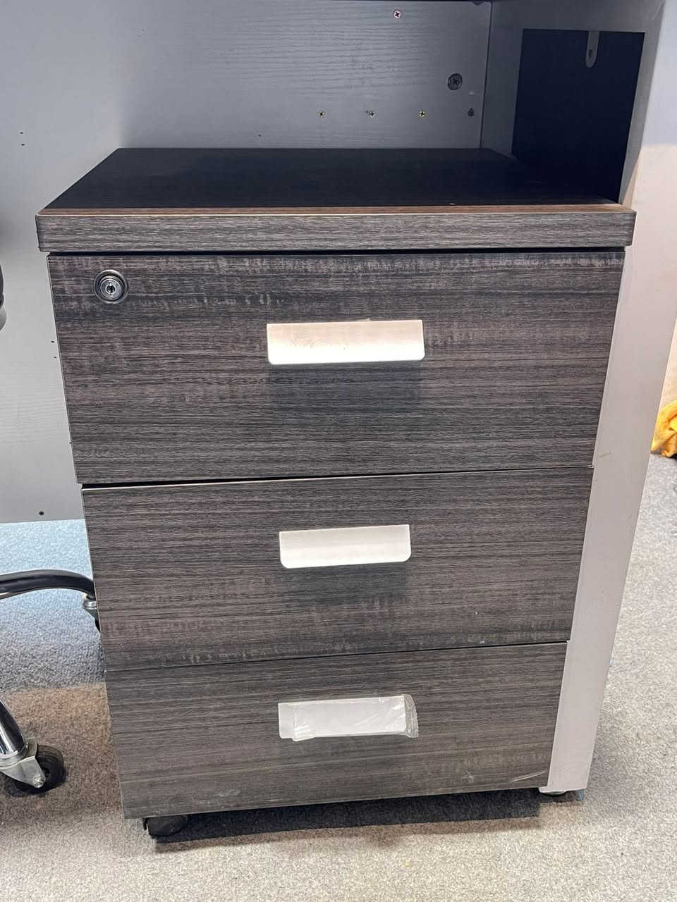 ميز مكتبي جديد
عنوان بغداد عامريه 
للتواصل ***********
