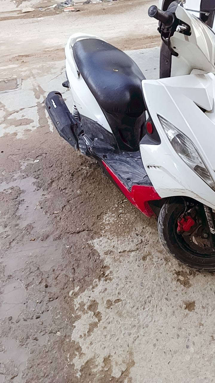 السلام عليكم شباب دراجه جيتي ار مال ربه صارلهه شهرين نازله من رمبه دراجه جديده مكينه مكفوله برغي ما مفتوح بيه +كفرات بلاد اي نقص ما بيهه كهربائيات كلهه شغاله سعر مليون و 100بيهه مجال للشراي رقم ***********
