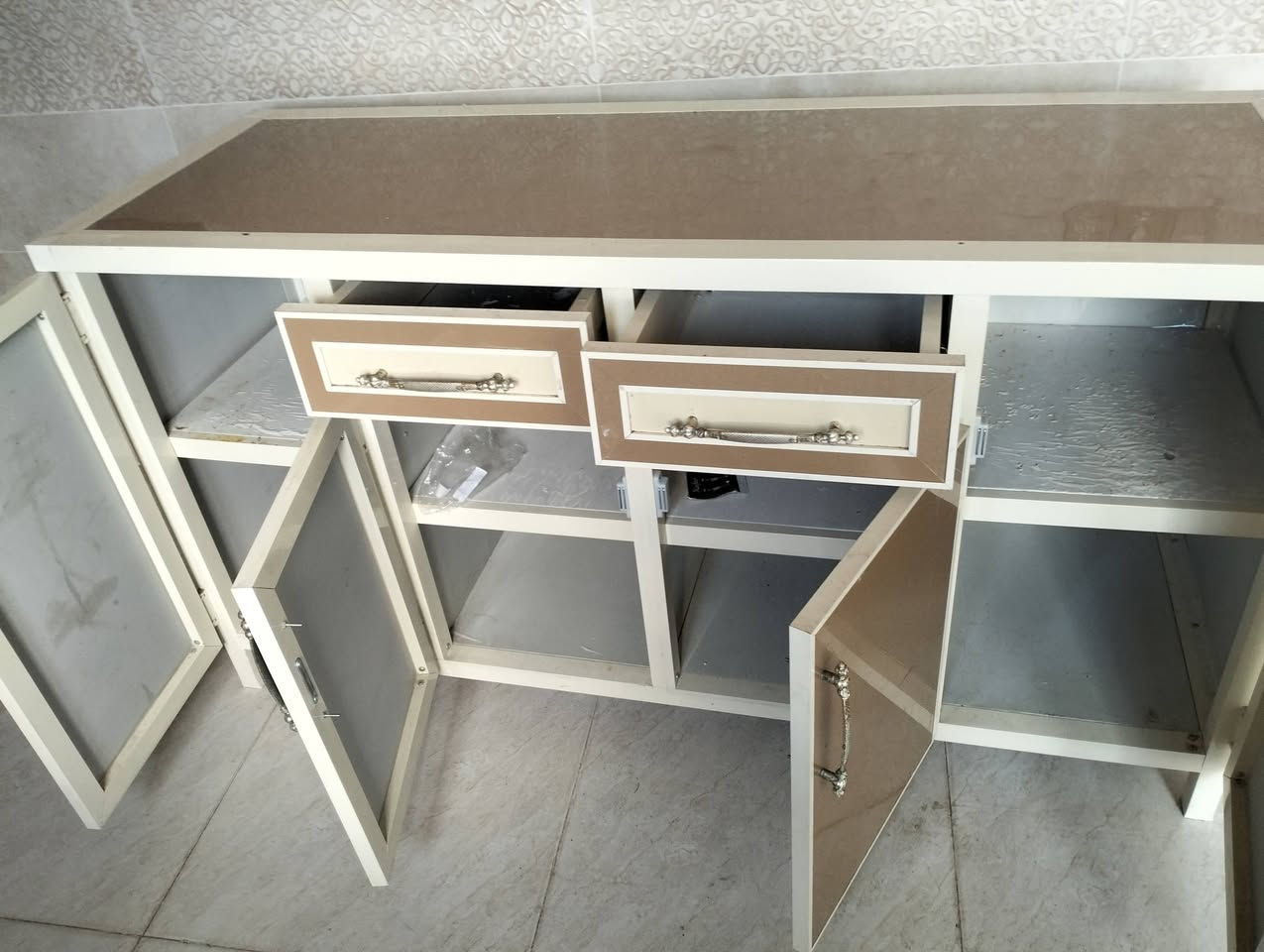 للبيع .كاونتر..طباخ...صحن انترنيت ..جرس...مروحة ..شراي يتصل..***********
