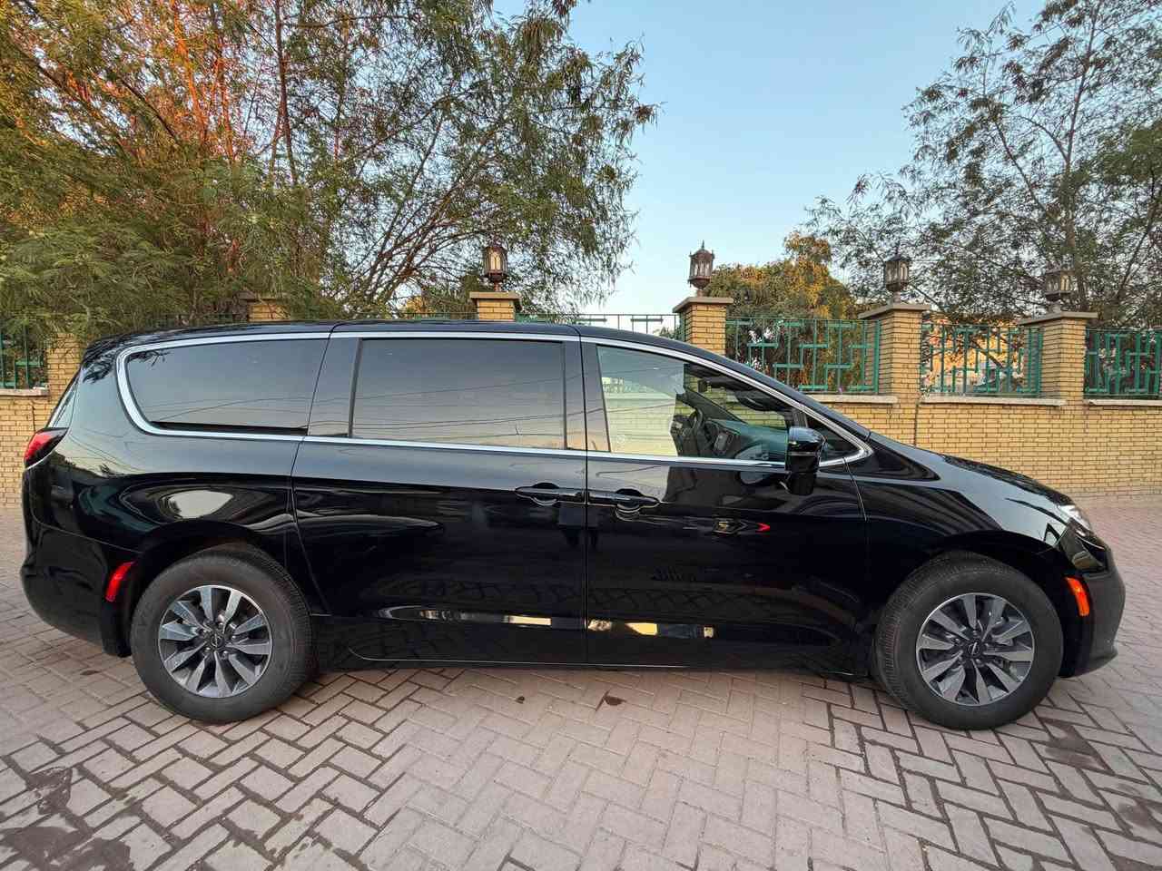 كرايسلر باسفيكا 2025 CHRYSLER PACIFICA HYBRID 
السعر ب240$ 🔥 الرقم مجاني معفي بدون رسوم ✅ 

الحادث كما موضح بالصور … فقط جاملغ بدون ايرباك ✅
بدون دواخل مكفولة من اللغد والشواصي ماشية 17 الف ✅
السيارة على حادثها ممصلحة تشتغل وتمشي بجم كبس ✅

ثلاث أنظمة - هايبرد - بانزين - بلك ان .
موديل 2025 بدون ايرباك ماشية 17 الف فقط ✅

#مواصفات تورنك L فول تجي عدا الفتحة :

1- بصمة تشغيل وابواب بصمة 5
2- هاند بريك بصمة كهربائي
3- محرك 6 سلندر 3600 هايبرد وبانزين بلك ان
4- هيترات بالكشنات
5- رادر امامي وجانبي 
6- بيبان كهرباء ( تحكم ريمونت ) وبصمة أبواب 
7- صندوق كهرباء شفط بصمة 
8- رادار امامي خلفي بريك ذاتي توقف مانع تصادم
9- كشنات جلد VIP منفصل 7 راكب
10- مانع انزلاق 
 11- كشن خزن ميموري حركات 2
12- لايت لد الشكل الجديد 
13- تنبيه الخروج عن المسار 
14- تبريد مركزي ثلاثة قطع منفصل
15- تدفئه كراسي وستيرن تدفئة
16- تحكم استيرن فول 
17- اشاير بالمري وهيترات بالمري
18- تشغيل عن بعد 
19- كير ماوس 
20- مثبت سرعة 
21- منافذ USB و TiBC متعددة خلفية وامامية
22- حاكيات متعددة

سعر مناسب 🔥 240$ ✅ 240$ ✅ 
السيارة تشتغل وتمشي شغل واطلع ✅ 

مكاني الاعظمية للاستفسار اتصل ***********
‏‭ بغداد, العراق
