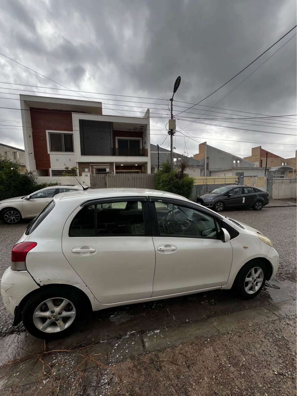 تۆیۆتا یاریس مۆدێل ٢٠١٠ سفری شەریکەی سەردارە دووەم دەستە لای من سەیارەیەکی زۆر پاک و بێ کێشەیە سێ پارچەی پێشی هەیە بێ ژوورێ بێ ئێرباگ دەعمەکەی زۆۆر خەفیف بووە کەمەک ساردی هەیە لە چاملغی پشتەوە 
0750 730 22 86 أربيل, العراق
